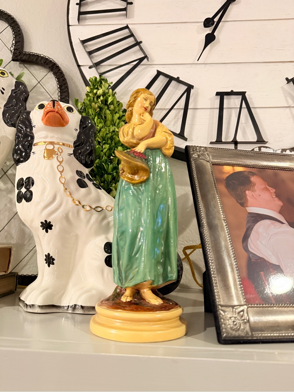 Vintage Italian Borghese Woman with Basket - Picture 3 of 16